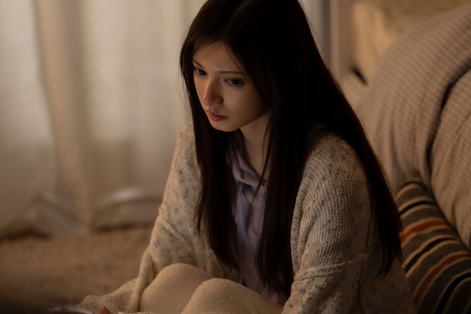 青島心（C）2024 映画「遺書、公開。」製作委員会（C）陽東太郎／SQUARE ENIX