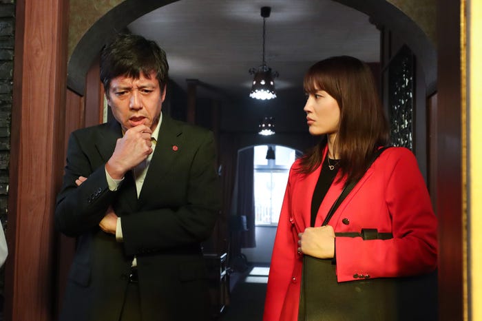 勝村政信、綾瀬はるか/「元彼の遺言状」第6話より(C)フジテレビ