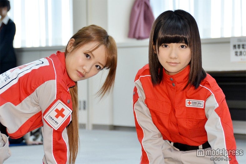 高橋みなみ（左）と島崎遥香（右）