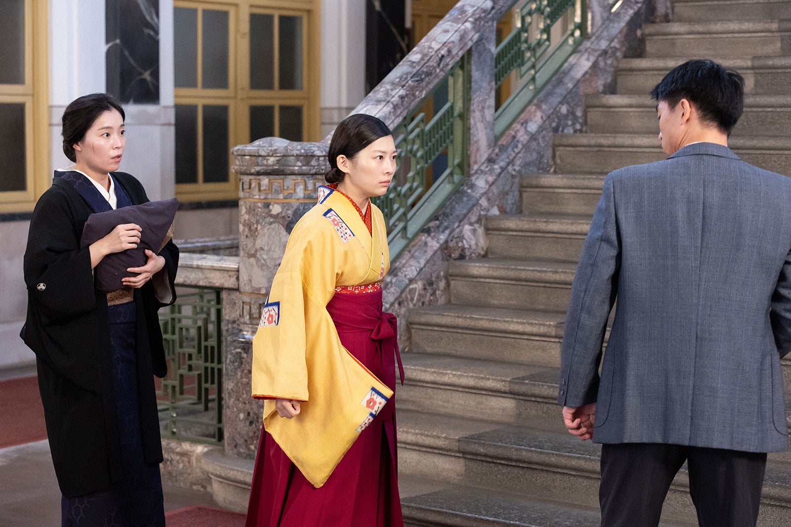 安川まり、伊藤沙莉、遠藤雄弥「虎に翼」第10話より（C）NHK