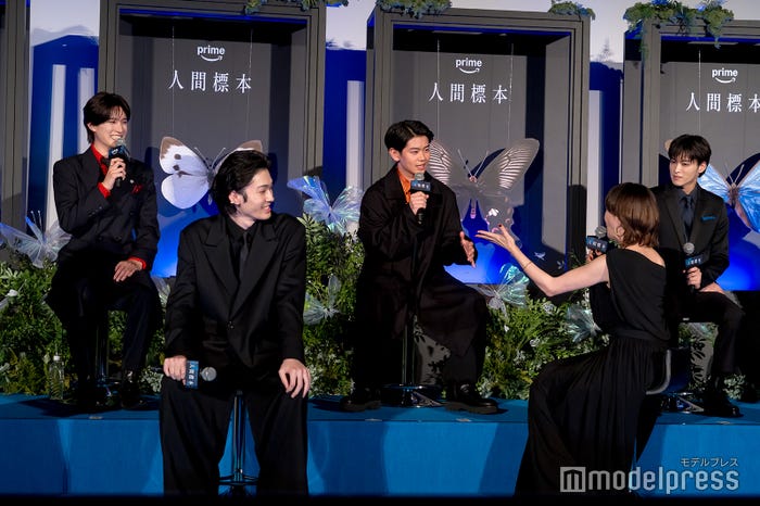 (後列左から)山中柔太朗、黒崎煌代、松本怜生(前列左から)市川染五郎、宮沢りえ(C)モデルプレス