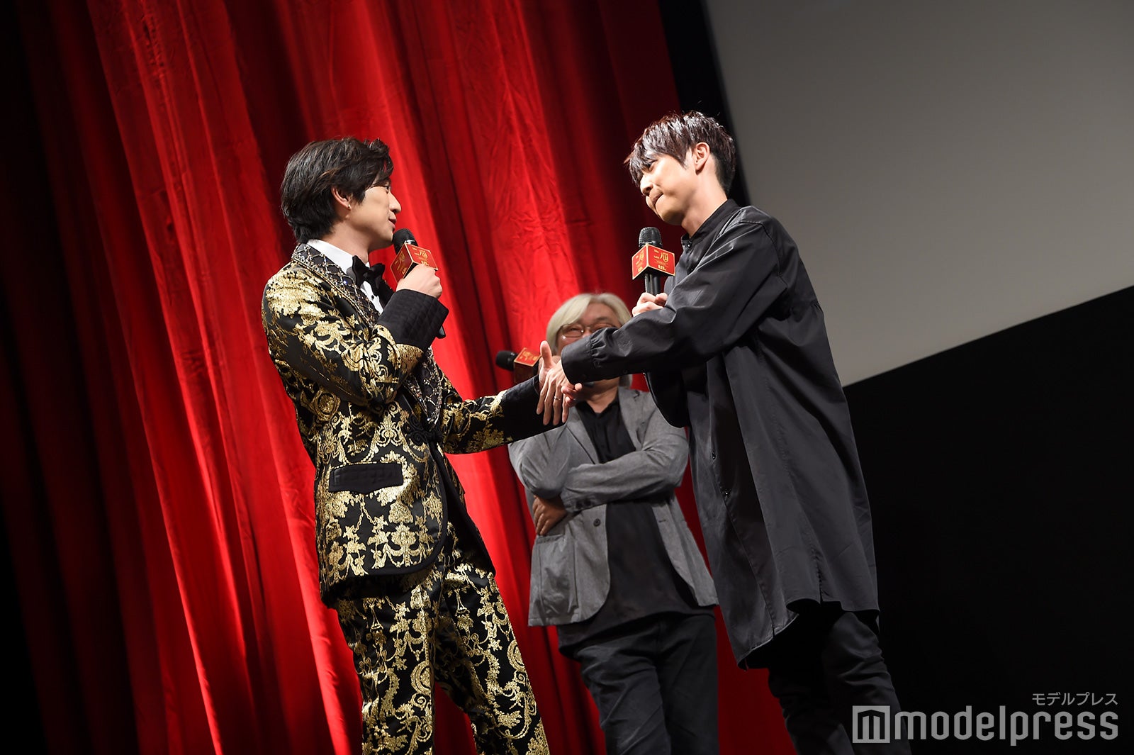 “究極の選択”コーナー、梶裕貴（右）のスピーチに心動かされAからBに変更した新田真剣佑（左）。握手 （C）モデルプレス