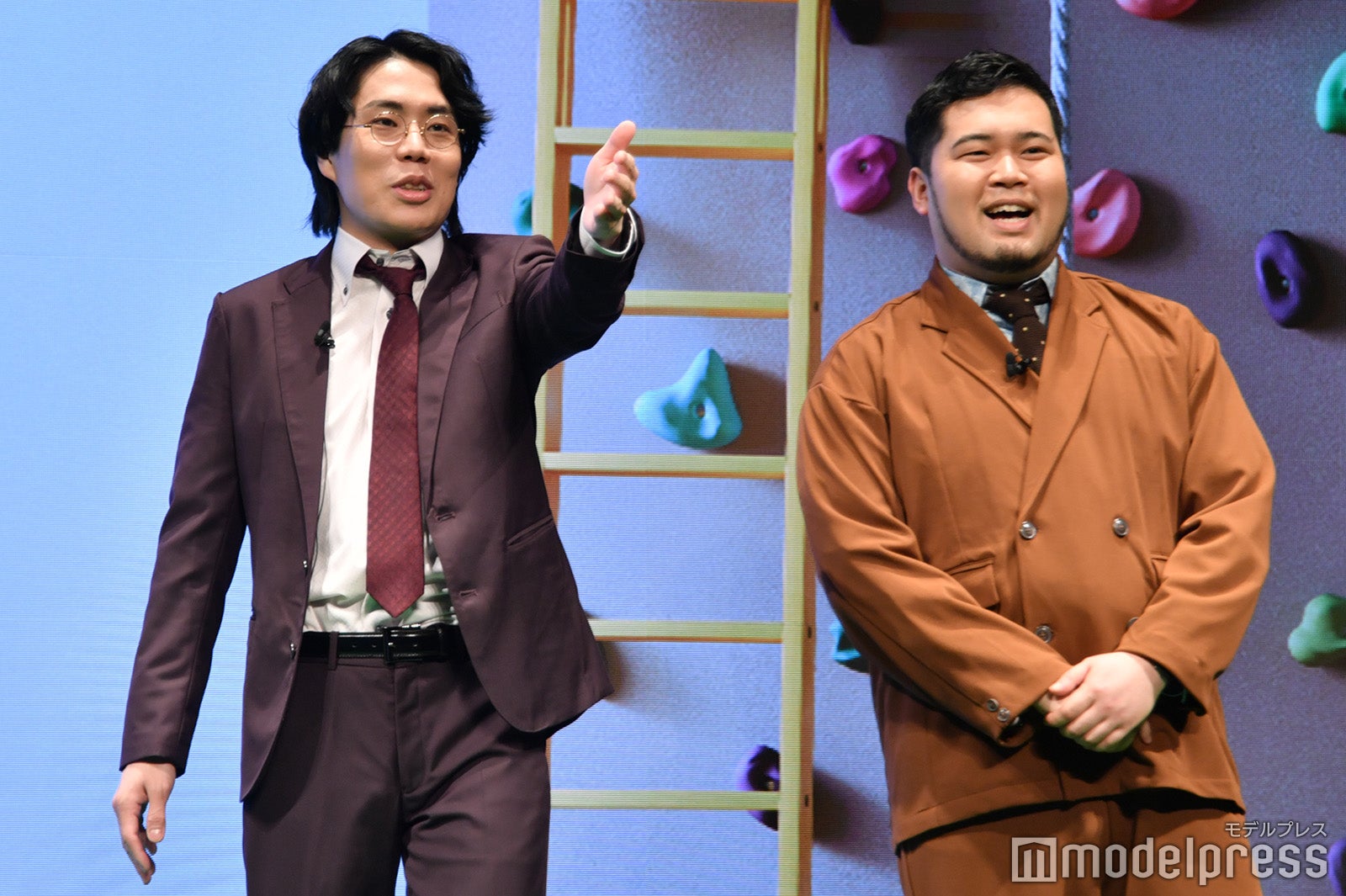 漫才のような掛け合いで会場を盛り上げる令和ロマン（C）モデルプレス