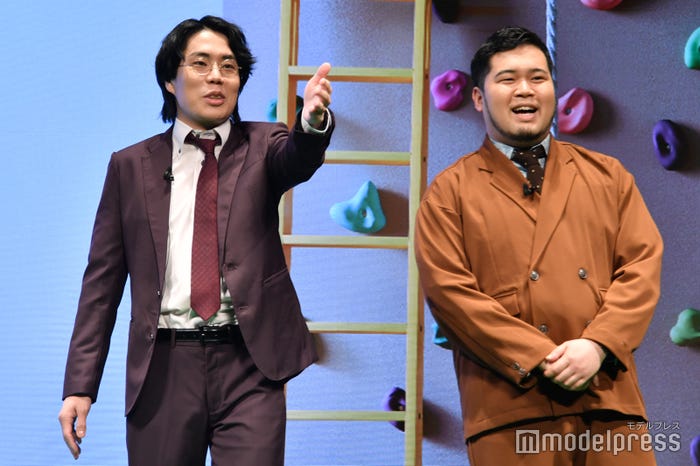 漫才のような掛け合いで会場を盛り上げる令和ロマン(C)モデルプレス