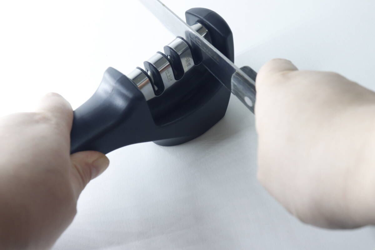 トリプルシャープナーを使って包丁を研いでいる手元