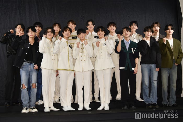(後列左から)JAY、HEESEUNG、FUMA、EJ、K、NICHOLAS、JO、SUNGHOON(前列左から)JAKE、YUMA、TAKI、HARUA、MAKI、JUNGWON、SUNOO、NI-KI(C)モデルプレス