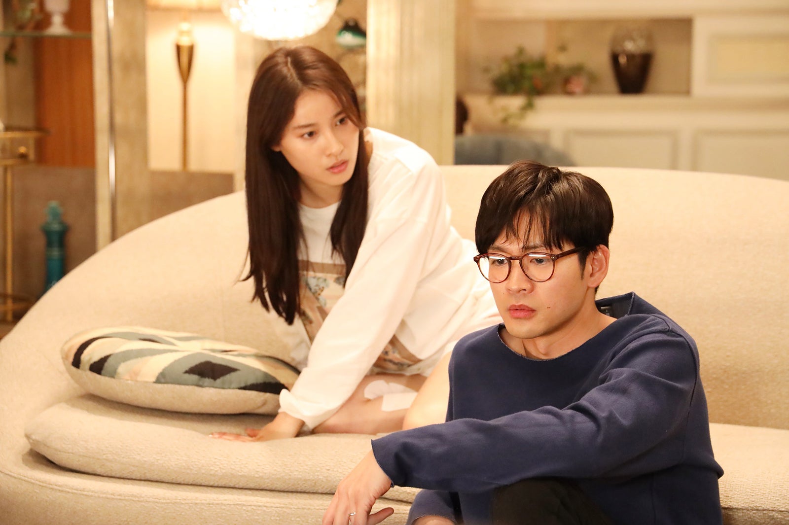 土屋太鳳、松下洸平／「やんごとなき一族」第2話より（C）フジテレビ