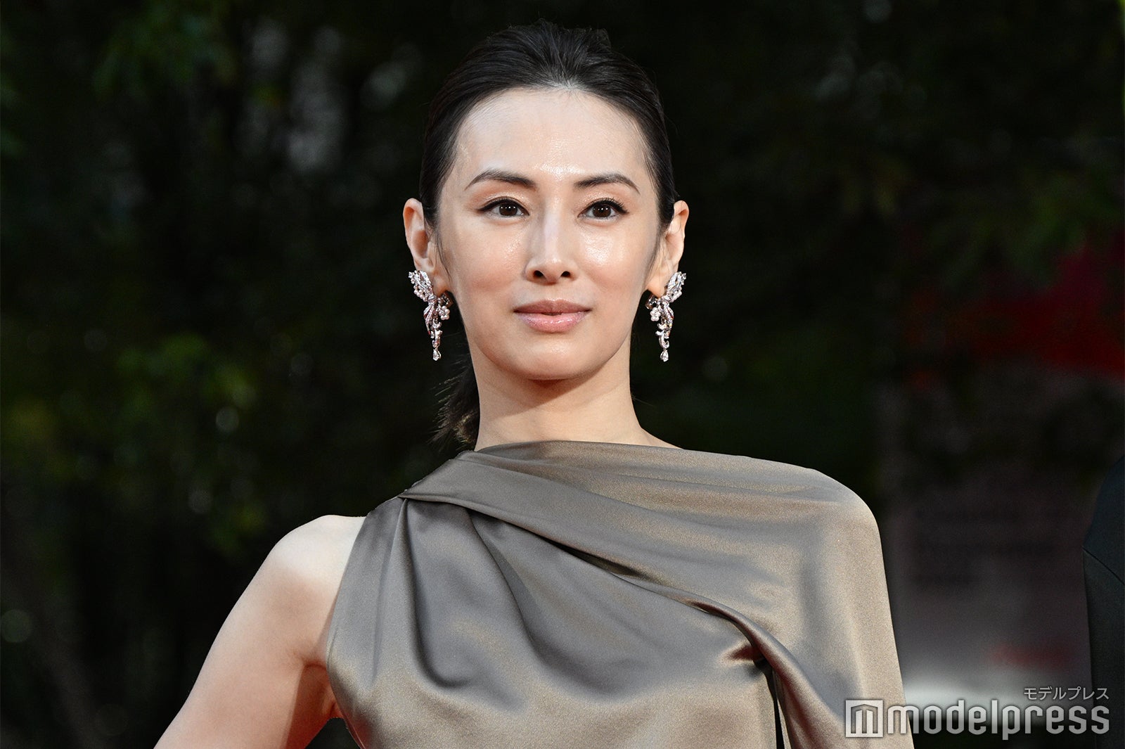 北川景子、スリットドレスから美脚全開 洗練された美しさ【第38回東京国際映画祭】