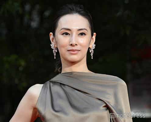 北川景子、スリットドレスから美脚全開 洗練された美しさ【第38回東京国際映画祭】