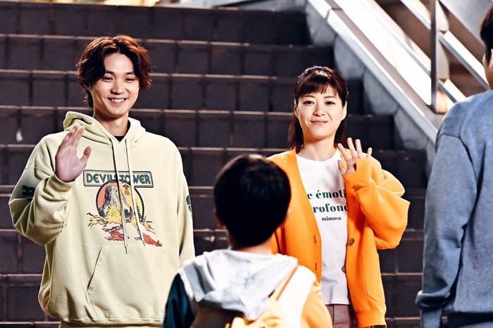 磯村勇斗、上野樹里/「持続可能な恋ですか?~父と娘の結婚行進曲~」第3話より(C)TBS