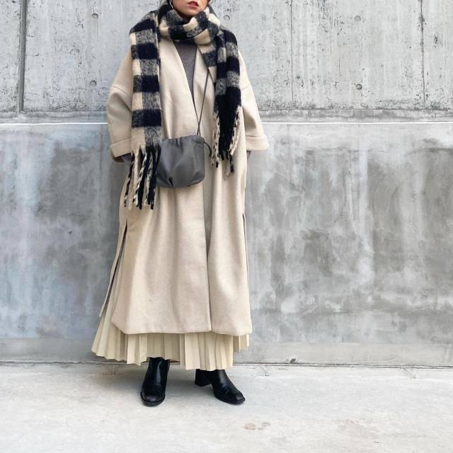 レディース　コーディネート　コーデ　着こなし　2021　おすすめ　オススメ　トレンド　ポイント　コツ　おしゃれ　お洒落　オシャレ　冬　ロングコート　コート　アウター　オフホワイト　白　ホワイト　チェック柄ストール　チェック柄マフラー　プリーツスカート