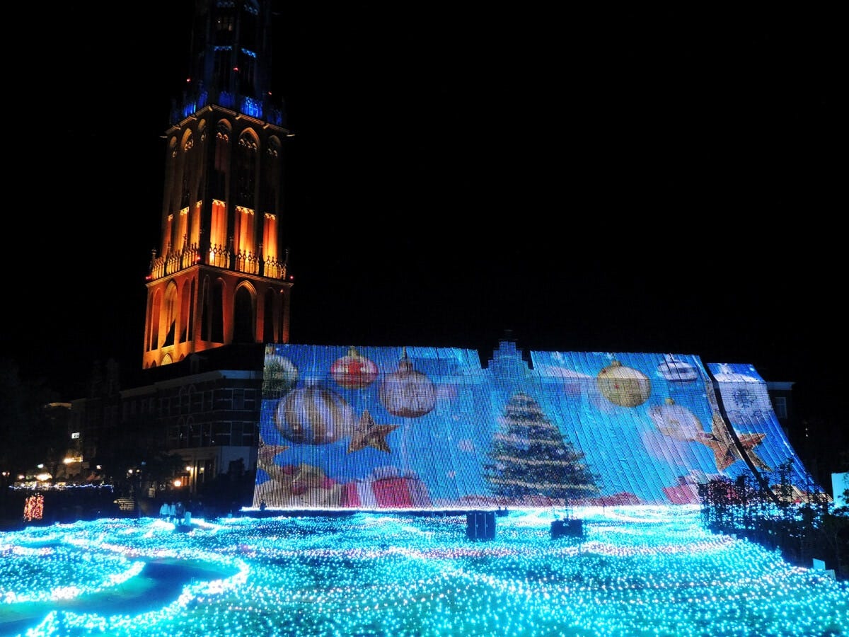 クリスマスバージョンではツリーやプレゼント、サンタなどが登場します