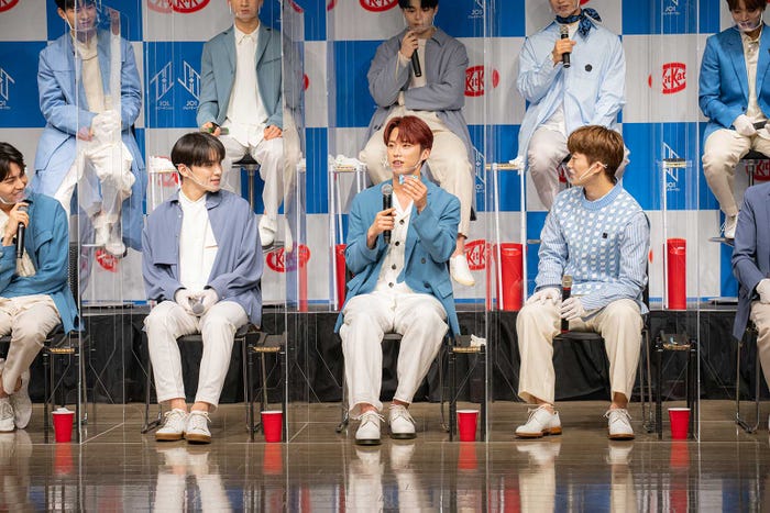 (上段左から)佐藤景瑚、金城碧海、鶴房汐恩、與那城奨、大平祥生(下段左から)川尻蓮、川西拓実、河野純喜、木全翔也(提供写真)