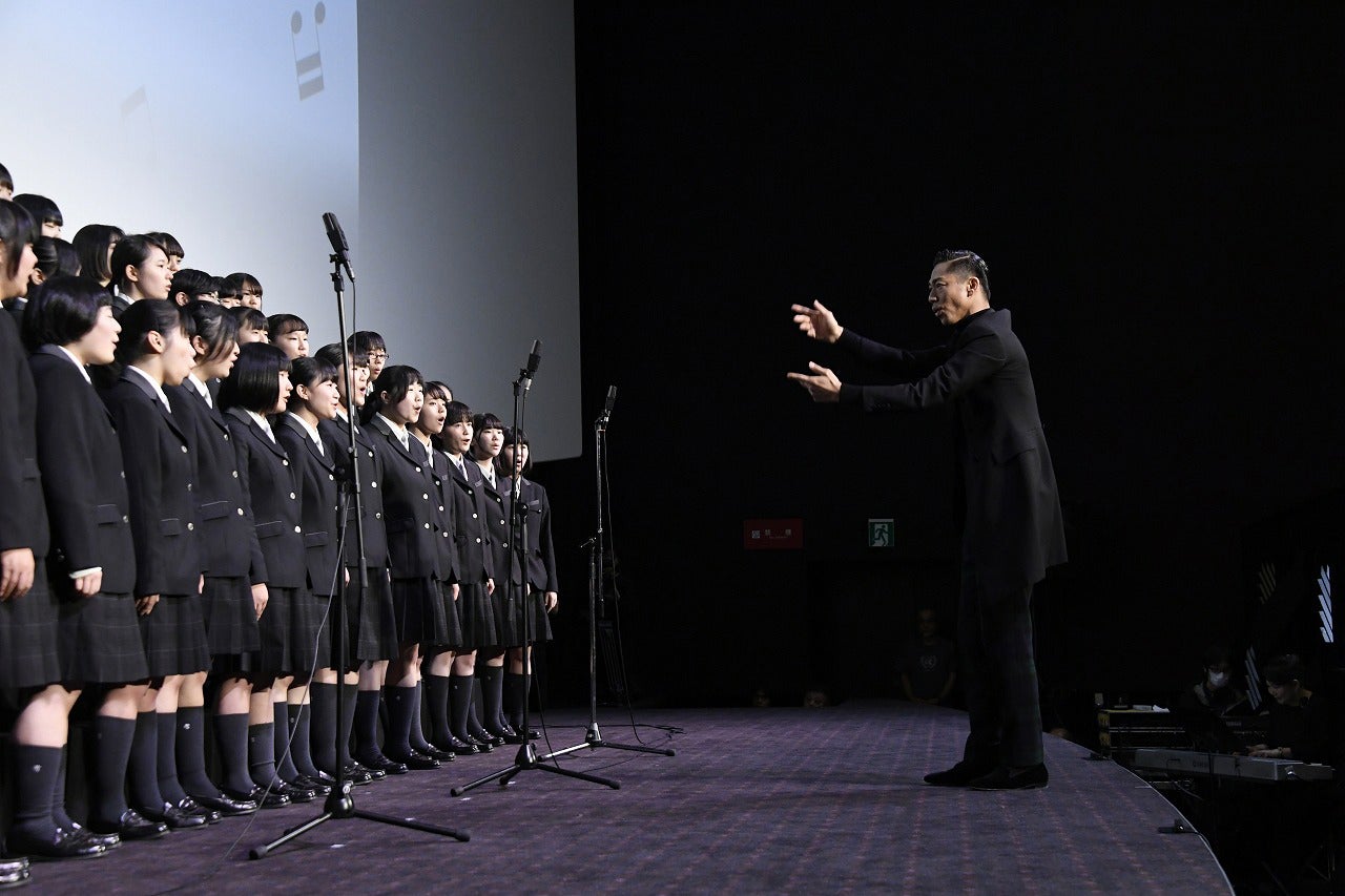 AKIRAが指揮に挑戦（C）2019映画「この道」製作委員会