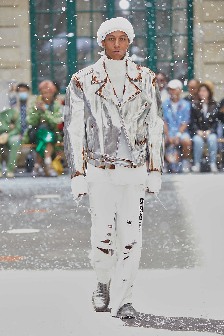 23年春夏パリ メンズコレクション ダブレット 時の止まった空間で雪降り積もるショー モデルプレス