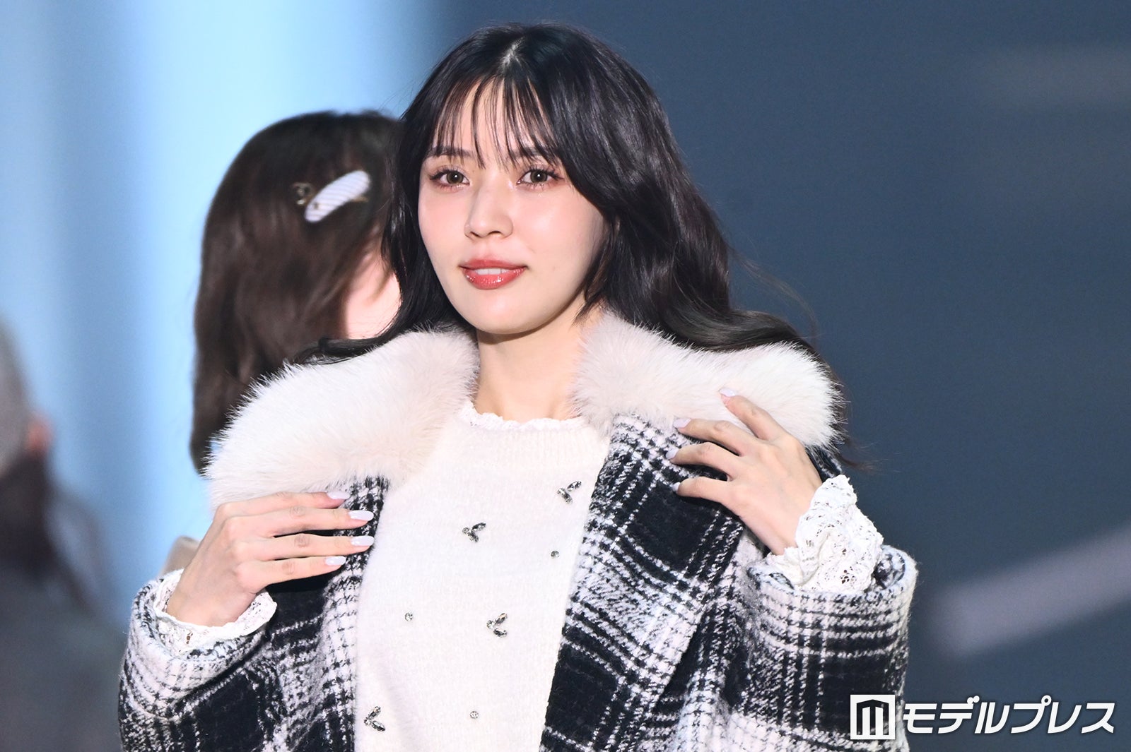 元櫻坂46小林由依、ボアコート＆ロングスカートで上品ルック「大人っぽい」「かっこよくて綺麗」の声【TGC2026A/W】