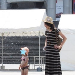 プール 海水浴のママコーデは 楽ちんワンピース に決まり 着替えやすくておしゃれなワンピース9選 モデルプレス