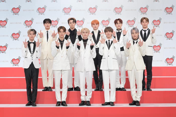 JO1(前列左から)川尻蓮、佐藤景瑚、白岩瑠姫、金城碧海、大平祥生(後列左から)河野純喜、鶴房汐恩、川西拓実、豆原一成、與那城奨(C)NHK