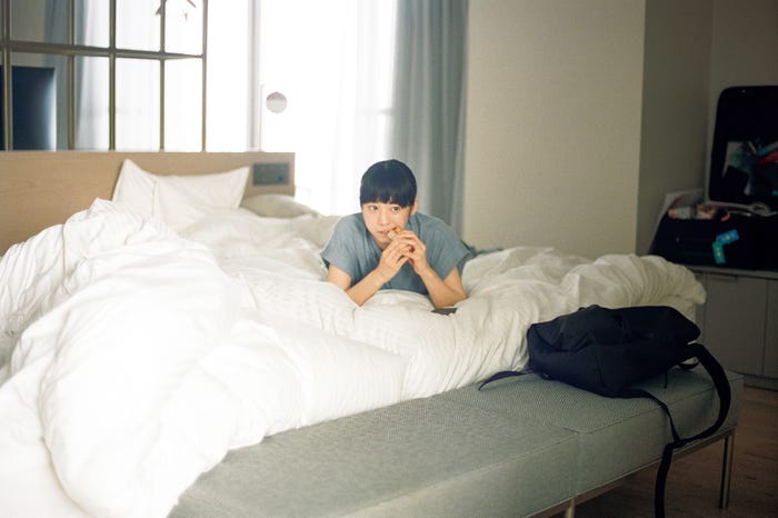 夏帆 写真集『おとととい』収録カット(C)SDP