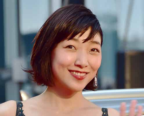 安藤サクラ、胸元ざっくりセクシードレスでレッドカーペット