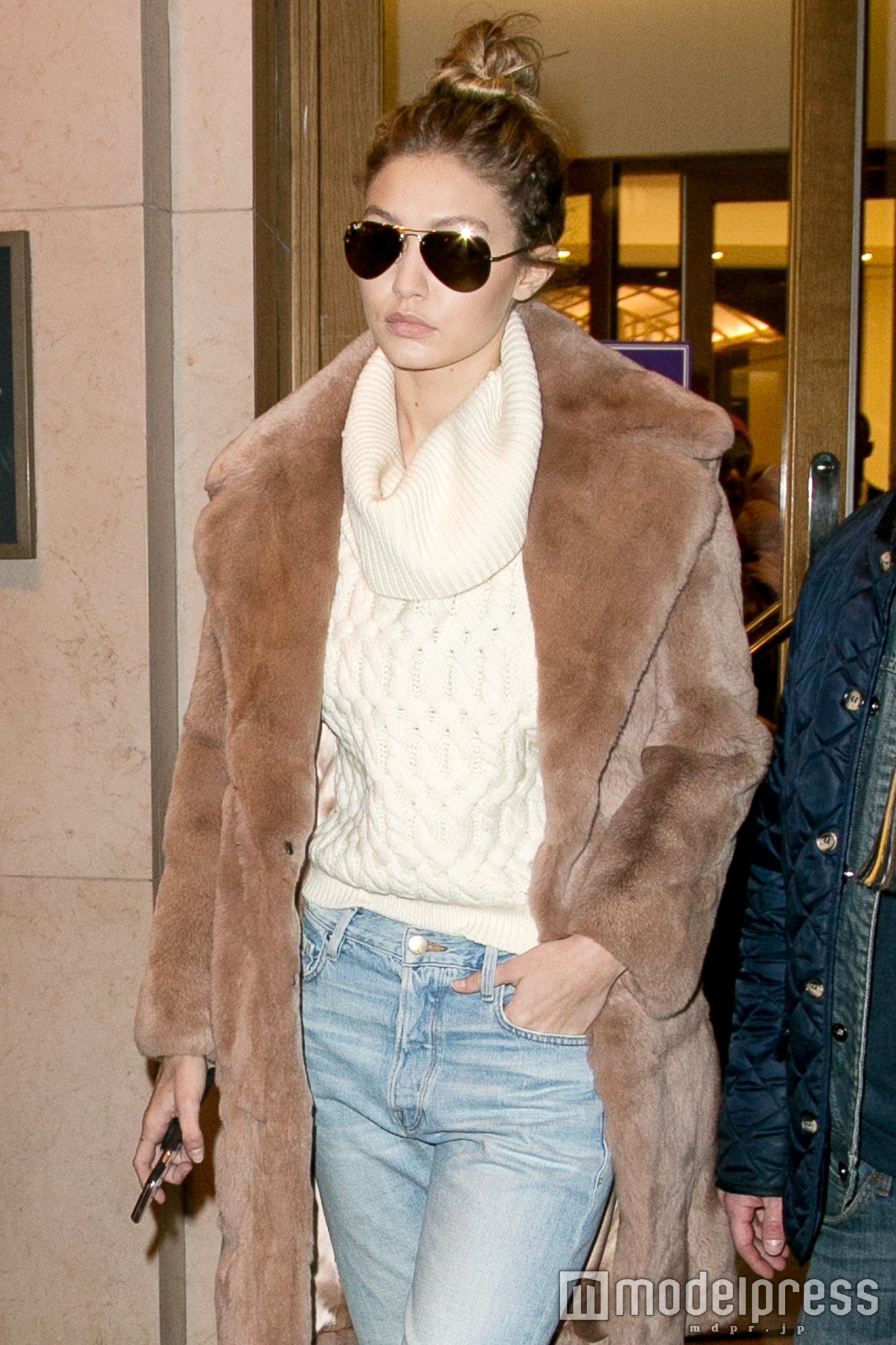 シンプルな白ニットにボーイフレンドデニム／photo：Getty Images