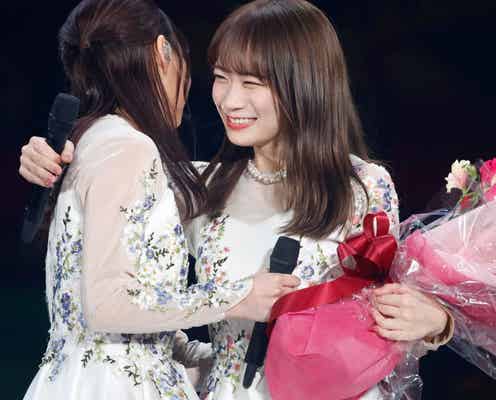 乃木坂46秋元真夏、鈴木絢音からの曲中サプライズに涙 “最後の1期生&2期生”の交流に「戦友」「泣ける」の声<11th YEAR BIRTHDAY LIVE>