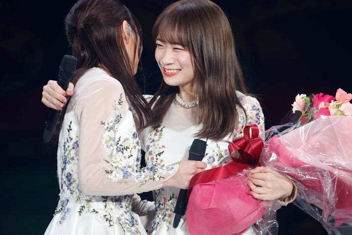 鈴木絢音、秋元真夏「秋元真夏 卒業コンサート」より(C)乃木坂46LLC
