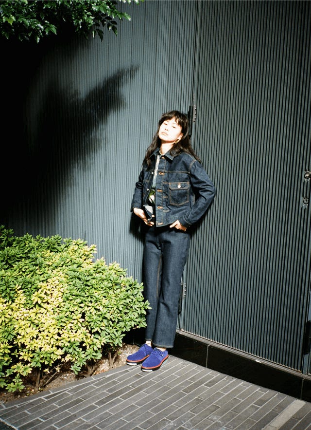 JACKET¥12,800/BY MOUSSY(BAROQUE JAPAN LIMITED)、SHIRT¥19,000/BY JEANPAULKNOTT(TOMORROWLAND)、JEANS¥5,000/BY MONKI(MONKI HARAJUKU)、EARRING¥9,000/BY BIJOU R.I(OPENING CEREMONY)、SHOES¥31,000/BY CAMPER(CAMPER)(C)TOPLOG