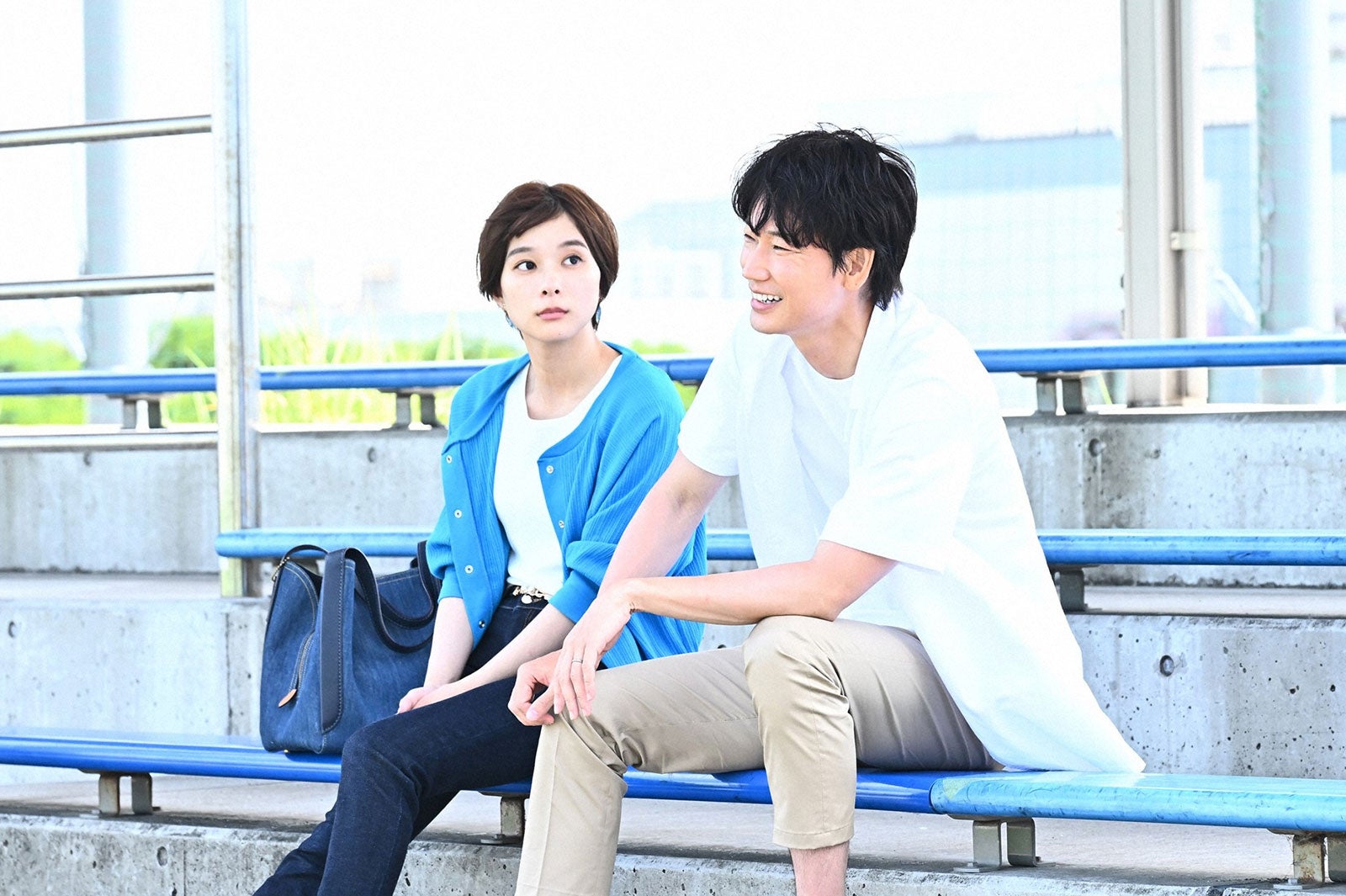 芳根京子、綾野剛／「オールドルーキー」第3話より（C）TBS