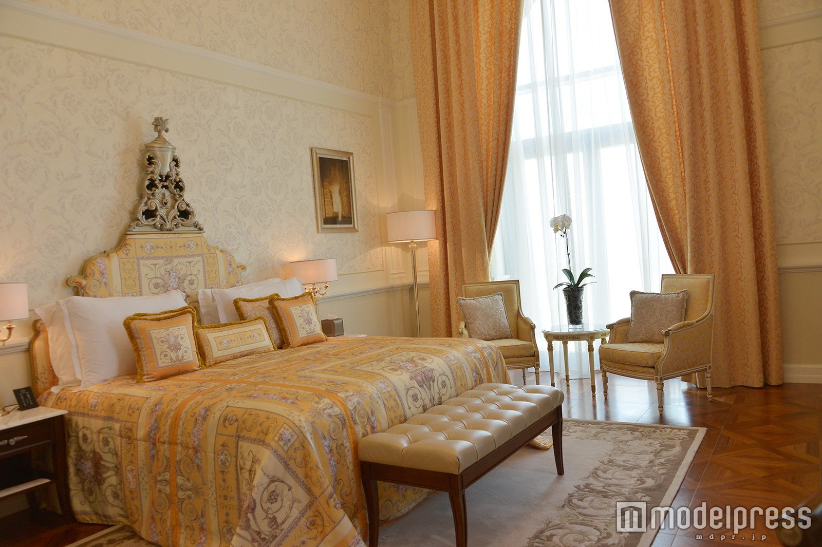 「パラッツォ ヴェルサーチ ドバイ」の“インペリアルスイート”寝室（C）モデルプレス