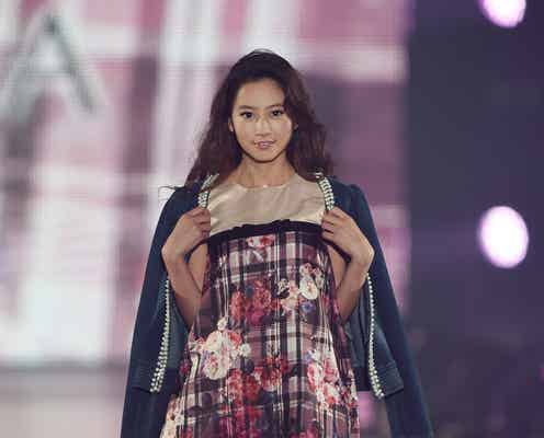 河北麻友子、ミニワンピでスレンダー美脚披露に歓声<関コレ2016S/S>