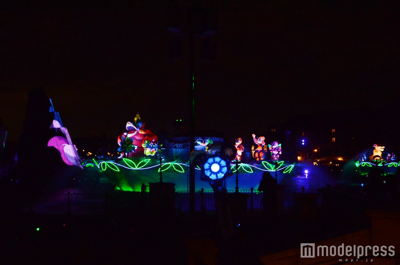 15周年グッズ“クリスタルコンパス”が連動する「ファンタズミック！」（C）モデルプレス