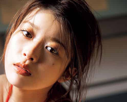 馬場ふみか、谷間チラリ 妖艶な眼差しで魅了