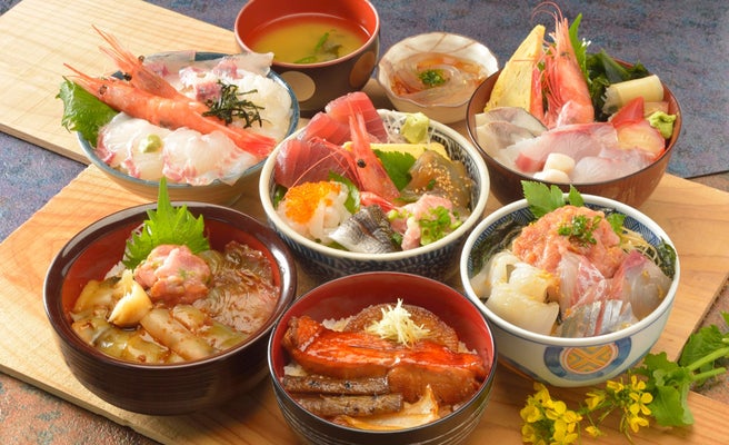 獲れたて海の幸の丼合戦 漁師が営む17店舗の海鮮丼が人気を競う 女子旅プレス