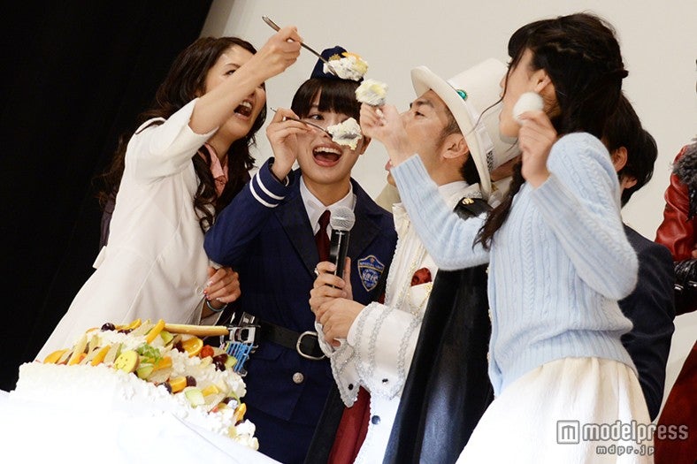 （左より）吉井怜、内田理央、綾部祐二、志田友美