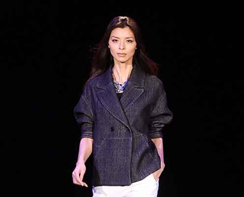 今春人気の白パンツスタイル披露 モデル生方ななえが魅せる
