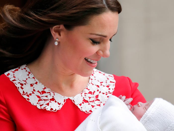 生まれたばかりの我が子を見つめるキャサリン妃/写真:getty images