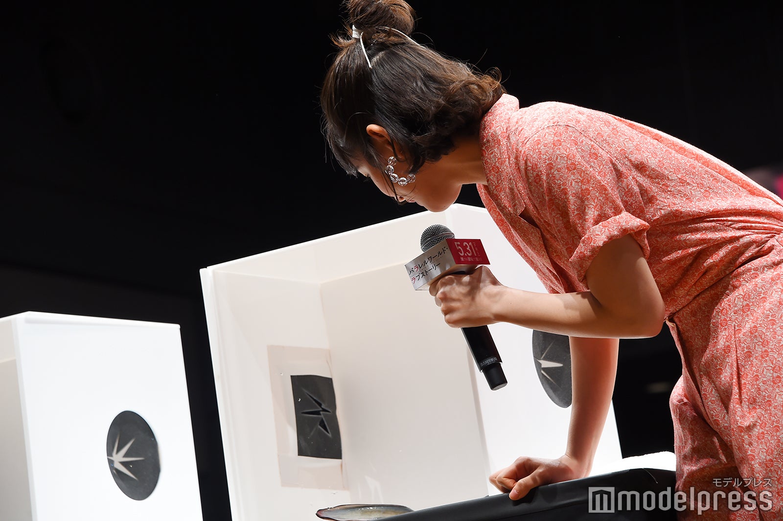 “箱の中身はなんだ”クイズの答え合わせ後、箱の中身を覗く吉岡里帆（C）モデルプレス