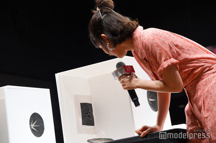 “箱の中身はなんだ”クイズの答え合わせ後、箱の中身を覗く吉岡里帆(C)モデルプレス