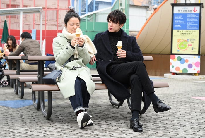 上白石萌音、佐藤健/「恋はつづくよどこまでも」第7話より(C)TBS