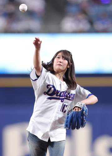 五輪スノボ金・銅メダルの村瀬心椛が始球式 頭の上にサングラス 背番号117ユニで投球