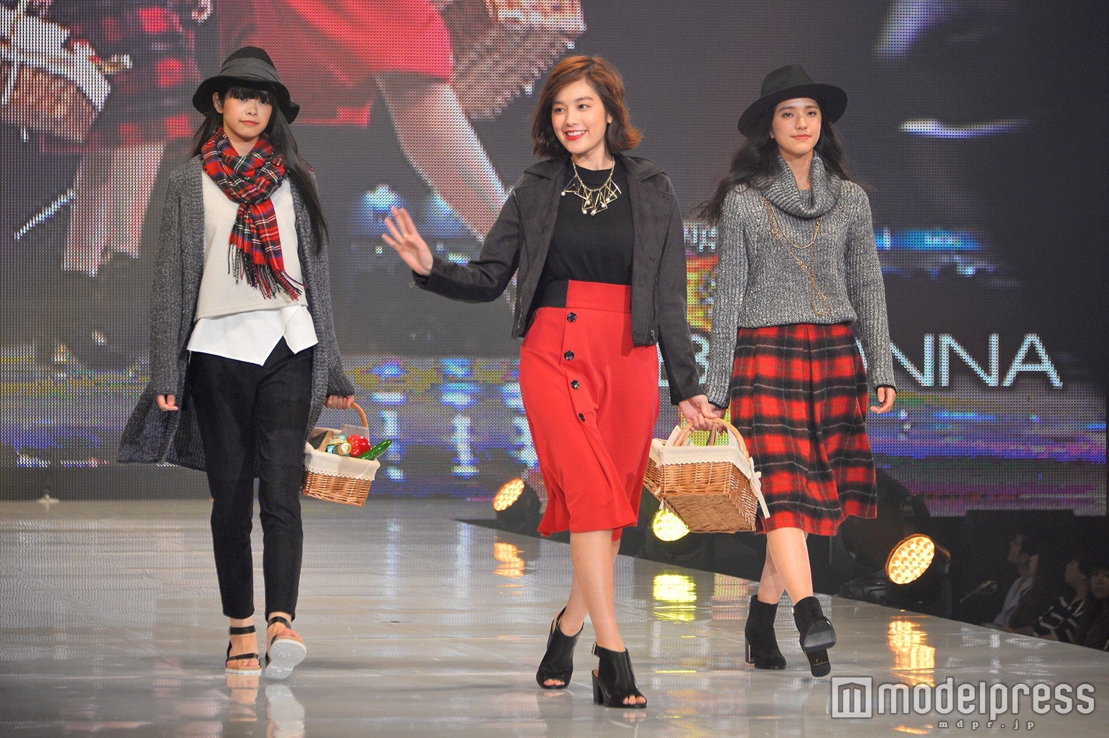 筧美和子とモデルのランウェイの様子（C）モデルプレス