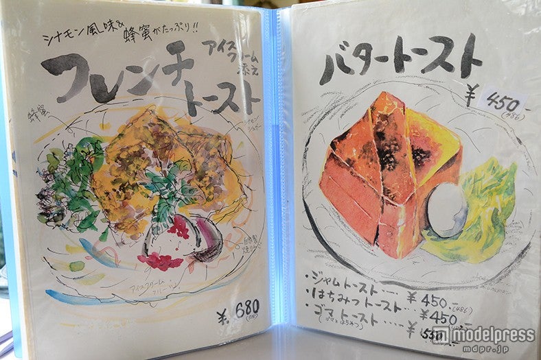 地元の作家さんが描いたという味のあるメニュー表 （C）モデルプレス