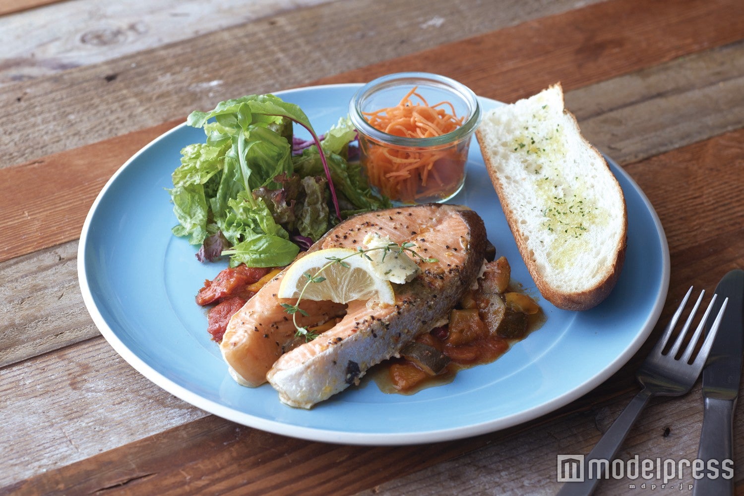 サーモンソテーレモンペッパー ラタトゥイユ添え￥1,280／画像提供：カフェ・カンパニー