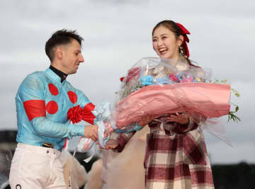 「イタリアの伊達男を感じた」表彰式でのC・デムーロの粋な行動に反響 プレゼンターの人気美女もビックリ