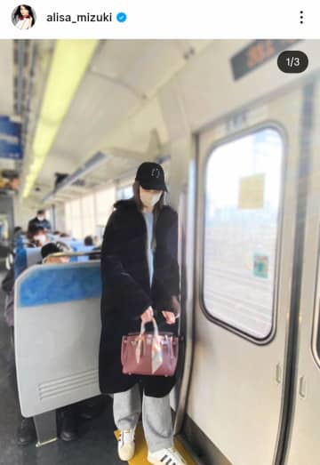 「えっ！」「やばい！」「まさか」人気女優が東海道本線で移動、9頭身美女「オーラだだ漏れ」姿に騒然 超高級ブランドバッグがさりげない