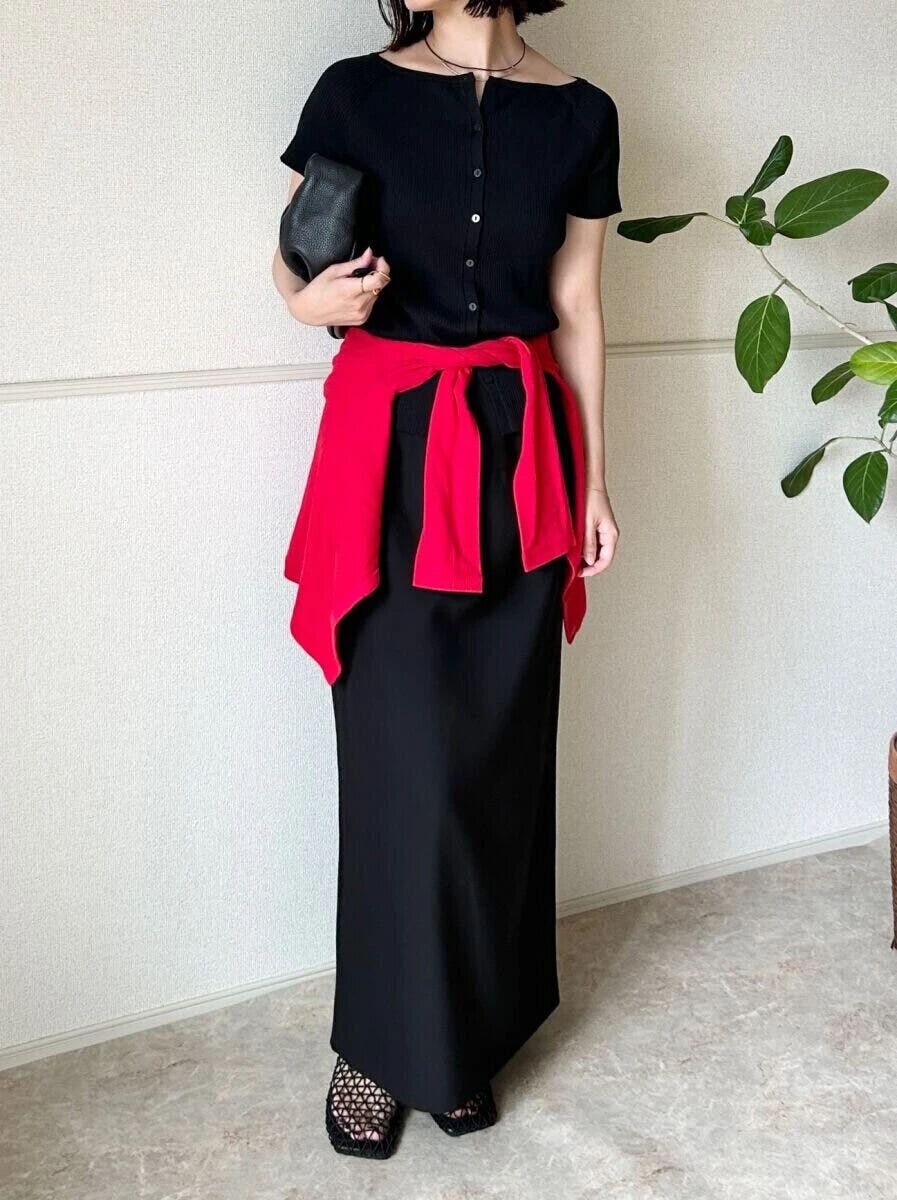 黒カーデとナロースカートに赤カーデを腰巻きした女性