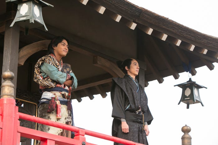 柳楽優弥、(右)高橋一生(C) 2017 NHK