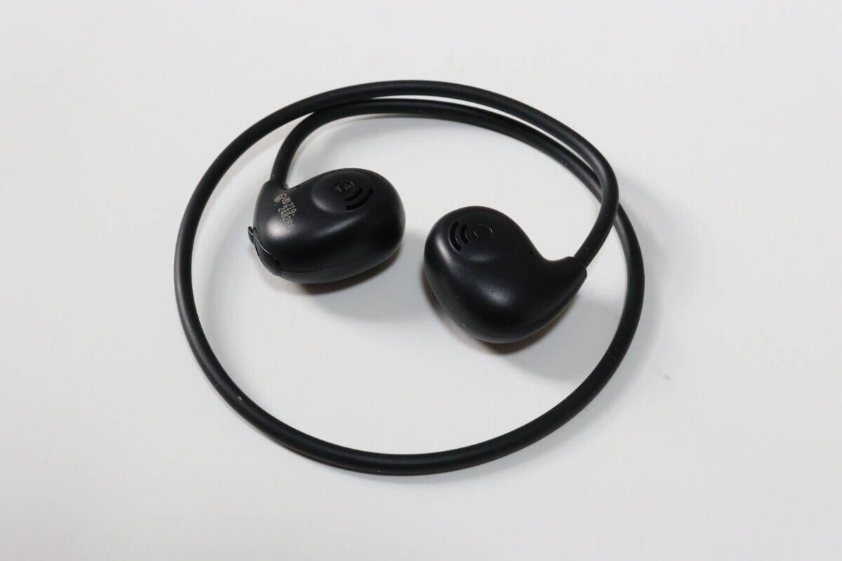 ダイソーのオープンワイヤレスイヤホン（OpenBT001、ブラック）のビジュアル
