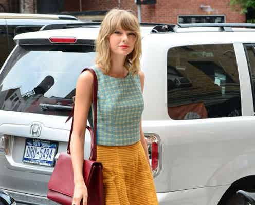 テイラー・スウィフト、バックスタイルも完璧なレトロコーデ